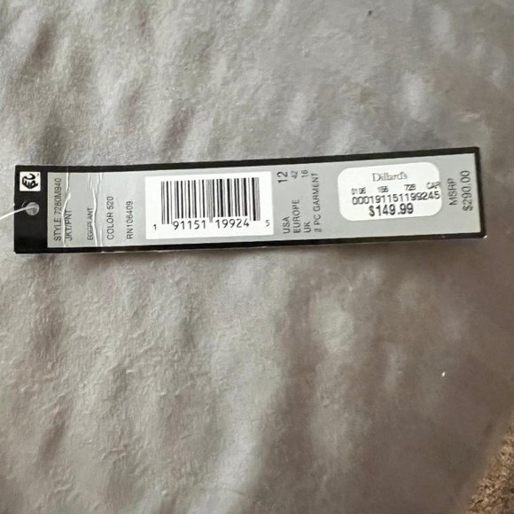 Tahari Brand Suite neve worn. - Picture 4 of 4